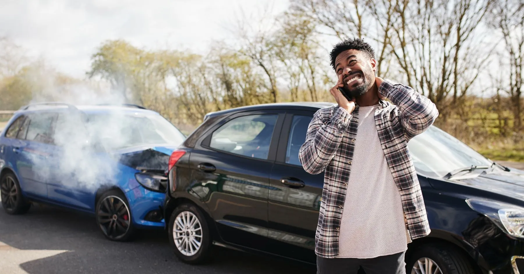 Ein Fahrer, der sich über einen Unfall ärgert.
