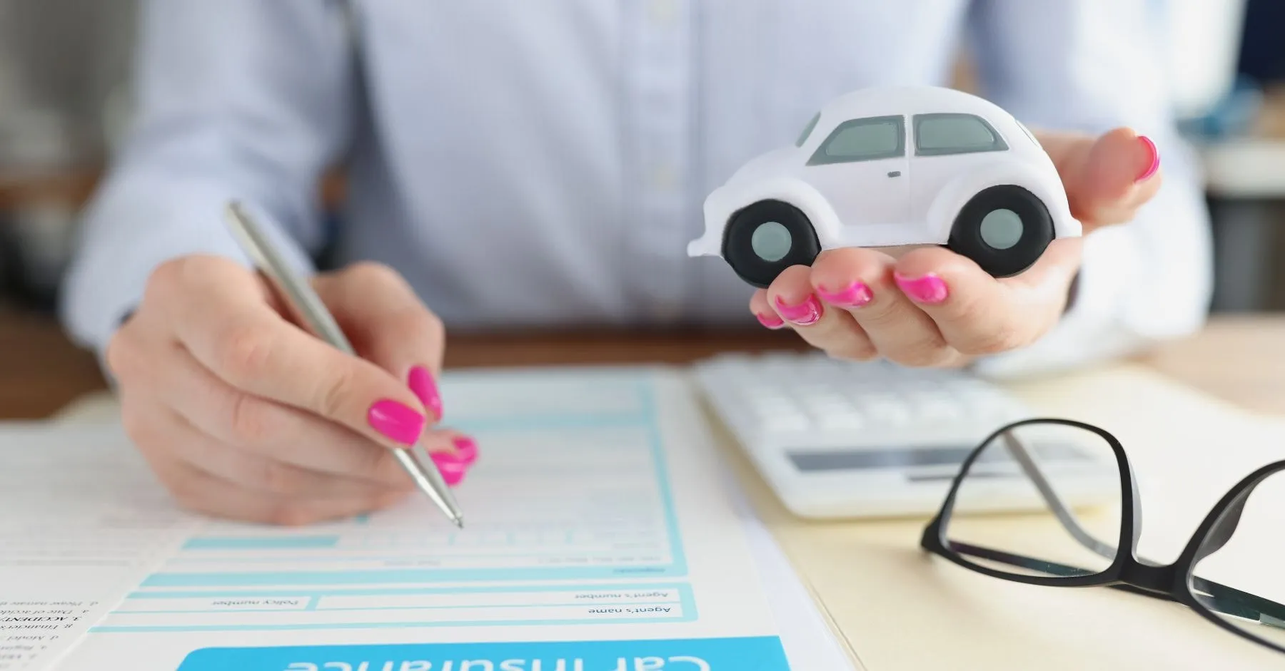 Ein Fahrer, der eine Versicherung abschließt.
